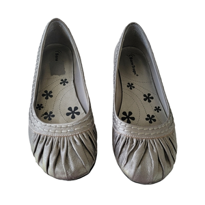 Bare Traps women's flats round‎ toe pleated Metallic gold size 8 comfort shoe